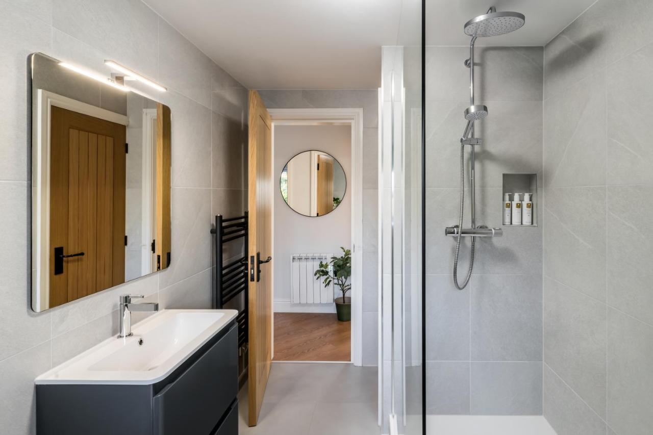 No. 5 The Court-With Free Parking Apartment Windermere Bagian luar foto
