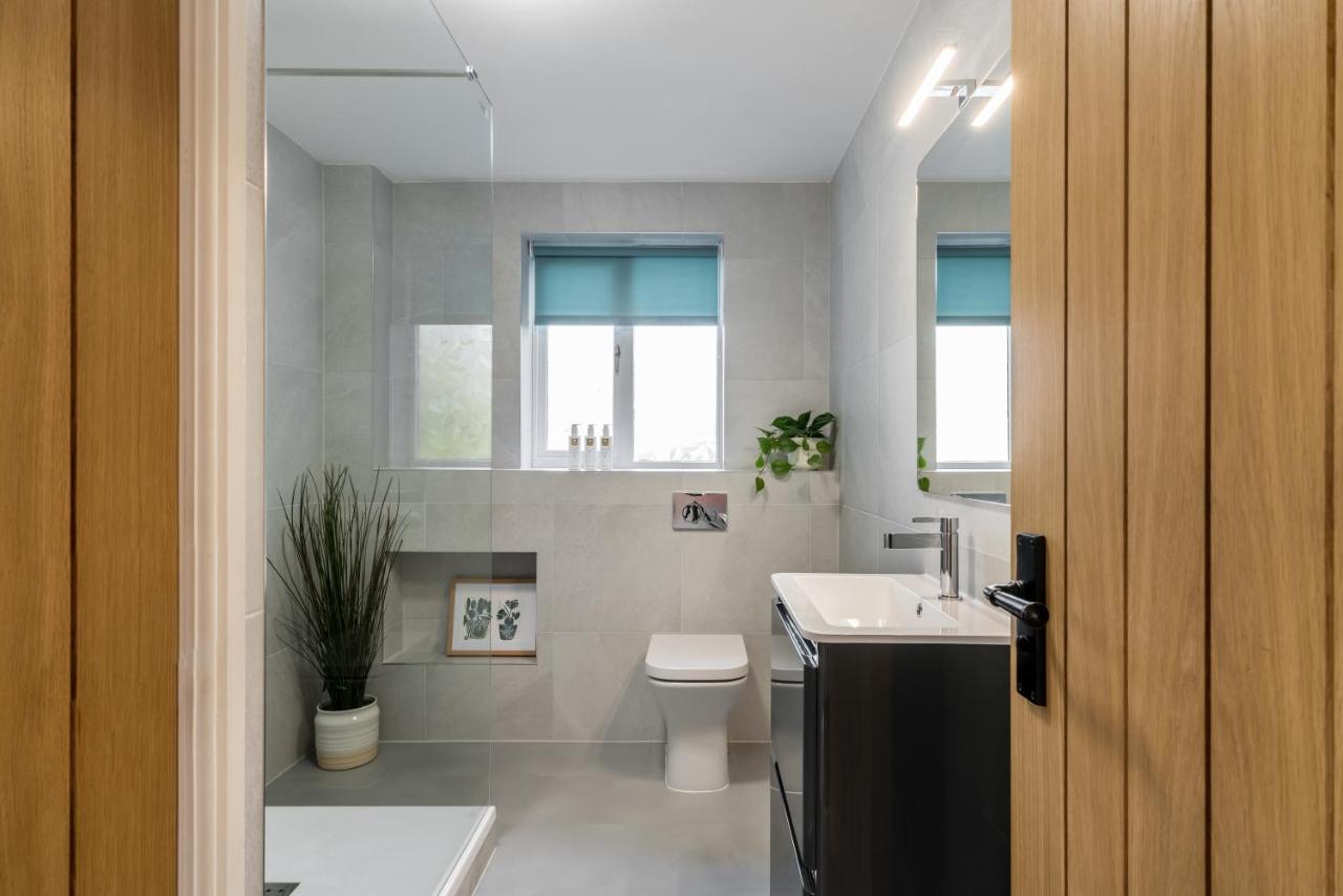 No. 5 The Court-With Free Parking Apartment Windermere Bagian luar foto
